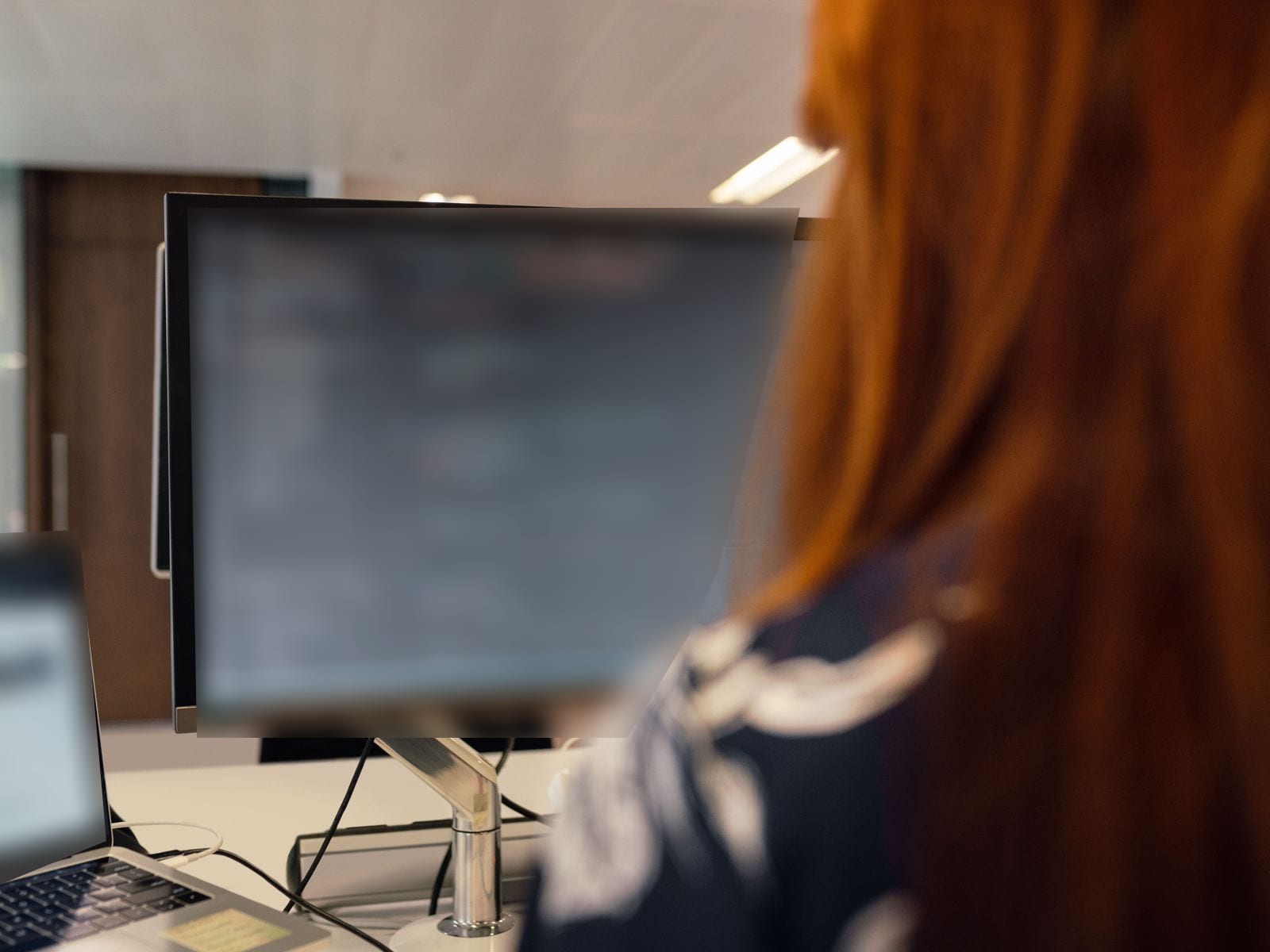 مطوّرة تكتب كودًا أمام الشاشة